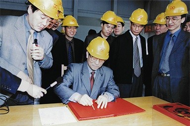 2002年4月3日，时任浙江省省长柴松岳视察雅博app官方入口工业园
