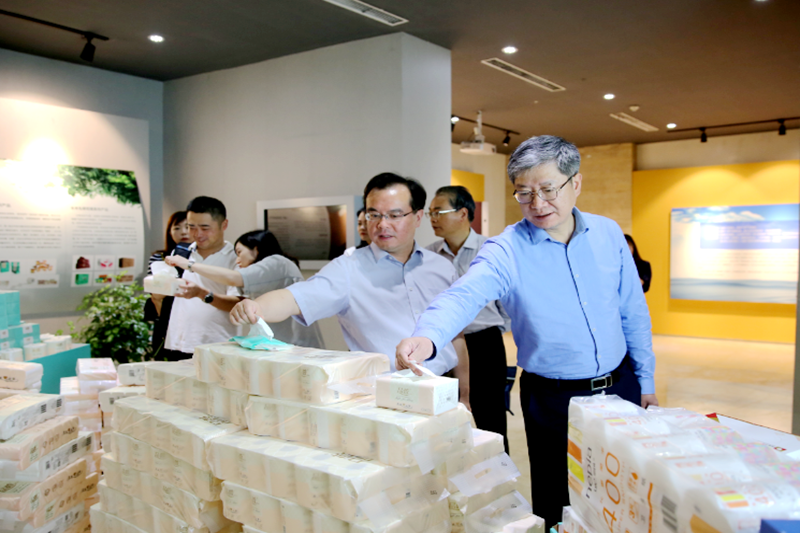 2019年 5月22日，时任浙江省社会组织综合党委专职副书记、省民政厅社会组织管理局局长蔡国华莅临雅博app官方入口调研企业发展情况和党建工作