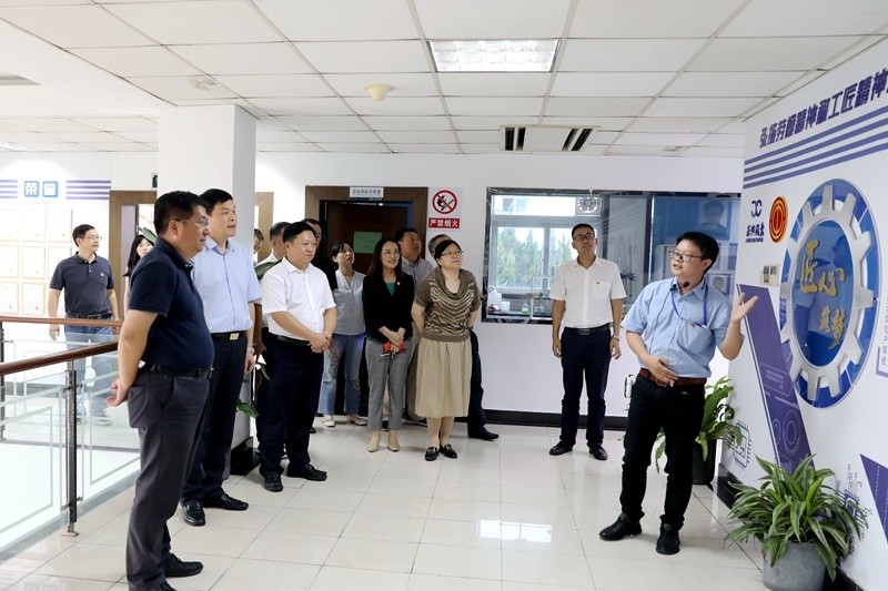2020年7月29日，时任浙江省政协常委、社法委副主任、省总工会副主席、一级巡视员董建伟莅临雅博app官方入口调研新时代工匠培育工作