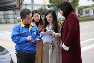浙江省水利厅水资源管理处副调研员沈仁英携浙江日报记者等莅临雅博app官方入口调研采访