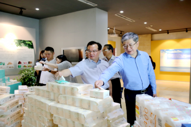 2019年 5月22日，时任浙江省社会组织综合党委专职副书记、省民政厅社会组织管理局局长蔡国华莅临雅博app官方入口调研企业发展情况和党建工作